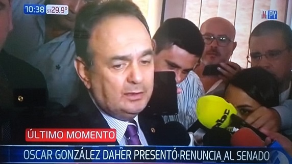 Entregan renuncia de González Daher