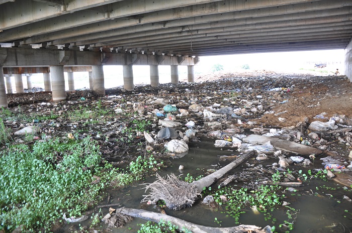 Lento avance en la limpieza de desembocadura del arroyo Mburicaó