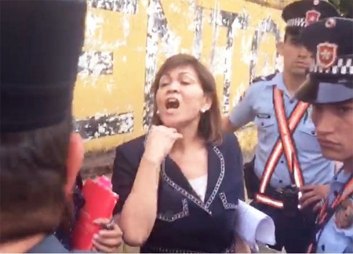 Abogada de González Daher discute a los gritos con manifestantes