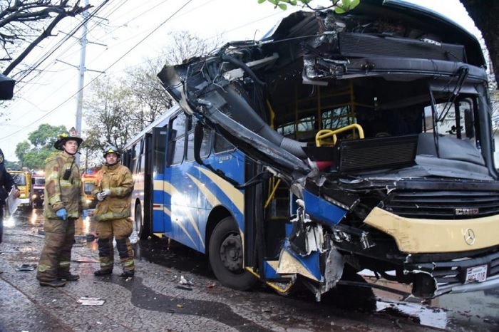 Cinco heridos en accidente de bus sobre Félix Bogado