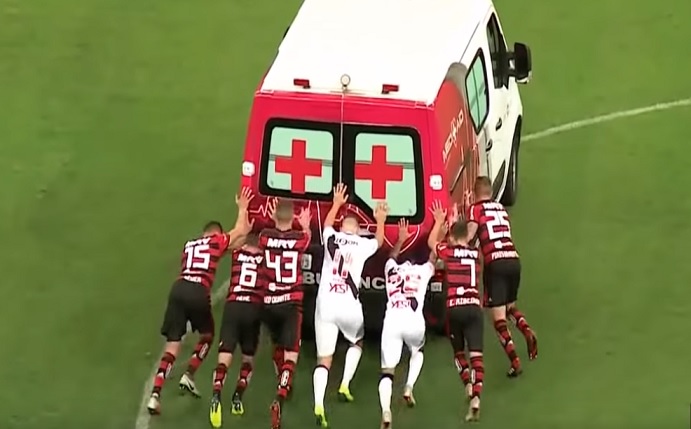 Insólito: Futbolistas tuvieron que empujar ambulancia ante urgencia