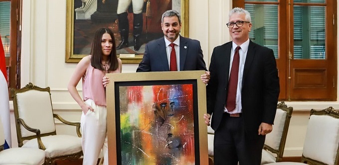 Presidente manifiesta admiración por talento de paraguaya que emula pinturas de Picasso