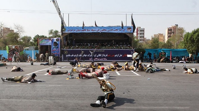 Atentado durante desfile militar deja 29 muertos y varios heridos