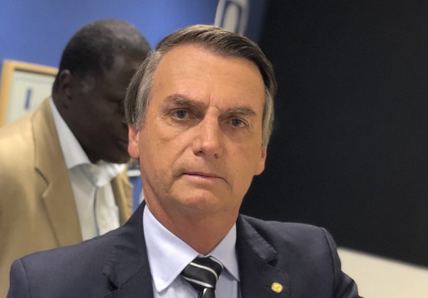 Apuñalan a candidato a presidente de Brasil