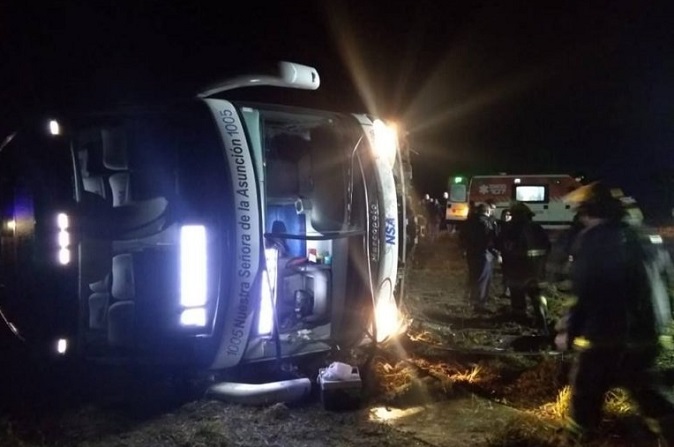 Pasajera muere tras vuelco de bus paraguayo en Argentina