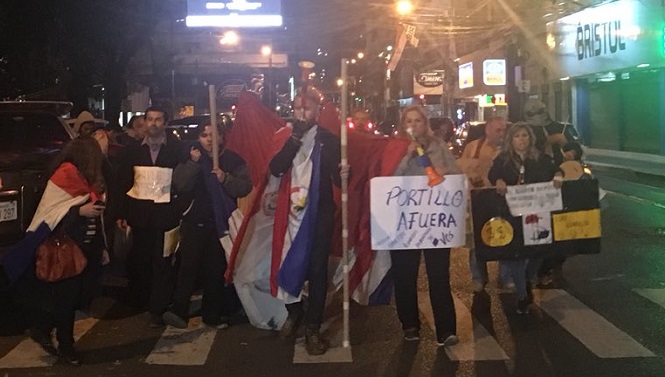 Manifestantes escrachan a Carlos Portillo