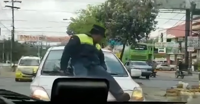 Conductora arrastra a agente de tránsito