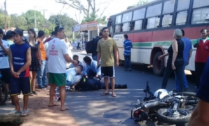 Dos policías sufren lesiones al chocar contra bus