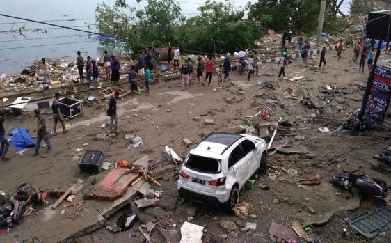 Tsunami deja como saldo 384 muertos en Indonesia
