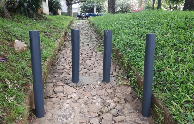 Denuncian obstrucción de vía pública con postes de metal