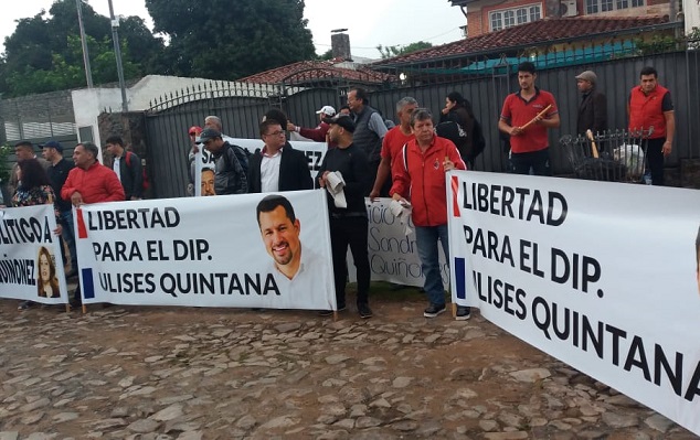 Escrachan a fiscal General y piden libertad de Ulises Quintana