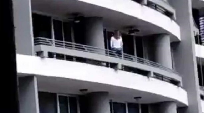 Mujer perece al caer de un edificio mientras se tomaba una selfie
