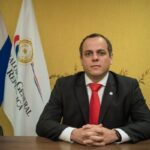 Contralor publica lujoso libro sin aclarar su financiación