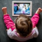 Pediatras advierten sobre el uso excesivo de pantallas en niños.