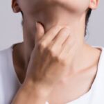 Mujer recupera la voz tras primer trasplante de laringe en Francia