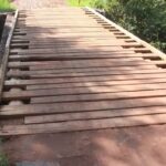 Vecinos de Encarnación reparan puente ante falta de respuesta del MOPC