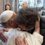 Un abrazo inesperado: el Papa Francisco y Javier Milei se encuentran en el Vaticano