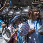 Docentes protestan contra recortes: Paro nacional en Argentina