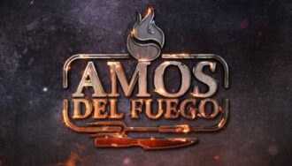 Logotipo oficial del programa televisivo Amos del Fuego, con diseño metálico y detalles en llamas sobre un fondo oscuro.