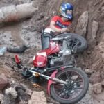 Motociclista cae en pozo tras saltar montículo a lo “motocross”