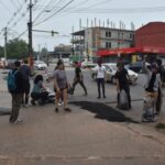 Jóvenes intervienen baches en avenida Mariscal López