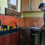 Joven emprendedor se destaca con su arte en carpintería