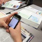 Proponen regular el uso de celulares en escuelas desde el 2026: buscan frenar distracciones y cuidar la salud mental