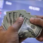Fuerte baja del dólar sorprende al mercado local