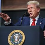 Trump despega hacia China para una cumbre histórica