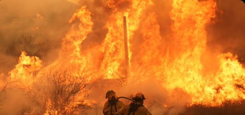 Incendio forestal obliga a evacuar a miles de personas en el norte de Los Ángeles