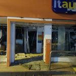 Asalto con explosivos al Banco Itaú en Katueté: delincuentes bloquearon accesos con clavos miguelito y se enfrentaron a la Policía