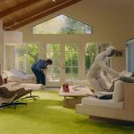 NEO: El robot humanoide que hace las tareas del hogar