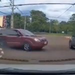 Trabajador frustra asalto en CDE con una maniobra de película; aceleró en reversa con su auto para escapar de delincuentes armados