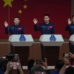 Tres astronautas chinos regresaron a la Tierra tras fallas en la cápsula por impacto de basura espacial