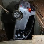 Una conductora cayó con su auto en un pozo sin señalización en el barrio San Pablo