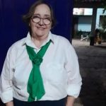 A los 72 años, doña Elma cumple su sueño de terminar el colegio: es la más aplicada de la clase