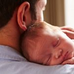 Proponen extender permiso por paternidad hasta 30 días