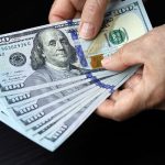 Dólar cae a G. 7.000 y presiona al sector exportador