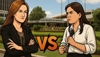 dos mujeres políticas se enfrentan frente al edificio de la Municipalidad de Asunción, con un “VS” en el centro y un pesebre al fondo.