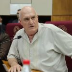 Senador sorteará parte de su salario cada mes