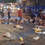 Por esquivar un bache, camión perdió su carga y personas se llevaron bebidas