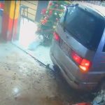 Guardia de seguridad esquivó a tiempo una furgoneta que chocó contra un local en Caaguazú