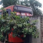 Chofer de la línea 133 se desmayó y el bus chocó contra una casa en Ñemby, dejando a la familia atrapada