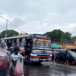 Fieles quedaron sin buses tras el retorno de Caacupé y esperaron varias horas bajo la lluvia
