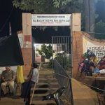 Faltan aulas y maestros: padres hacen fila toda la noche para inscribir a sus hijos