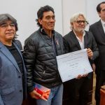 Congreso premia al pintor indígena Osvaldo Pitoe