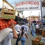 Compras récord: argentinos cruzan a Paraguay por precios