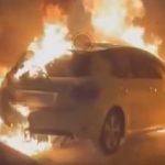 Presunto ataque de celos deja un auto incendiado frente a una vivienda