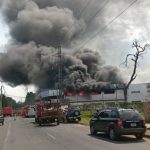 Bomberos controlaron incendio en fábrica de colchones tras arduo trabajo en Avelino Martínez