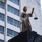 Un joven consigue quitarse legalmente el apellido de su padre tras años de abandono